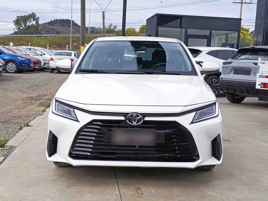 Toyota Yaris 1.5 E 4x2 Sdn Mt 4p año 2026