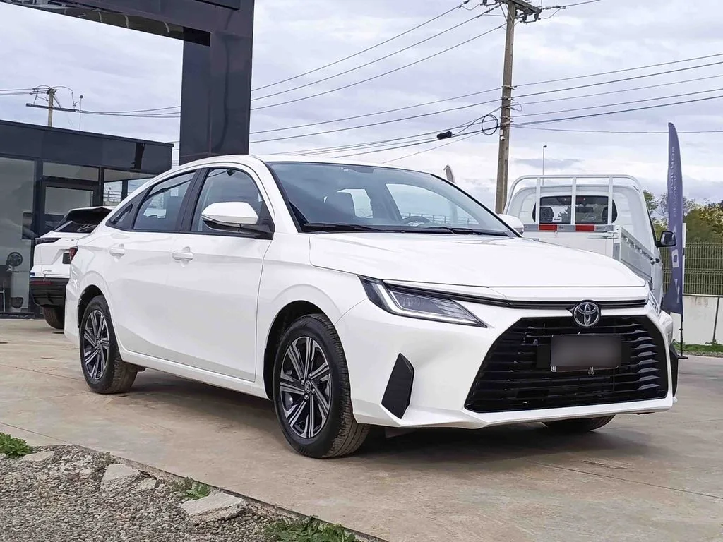 Toyota Yaris 1.5 E 4x2 Sdn Mt 4p año 2026