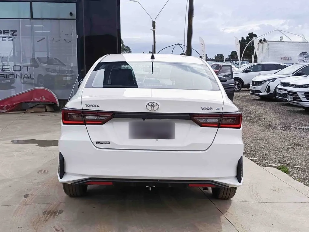Toyota Yaris 1.5 E 4x2 Sdn Mt 4p año 2026