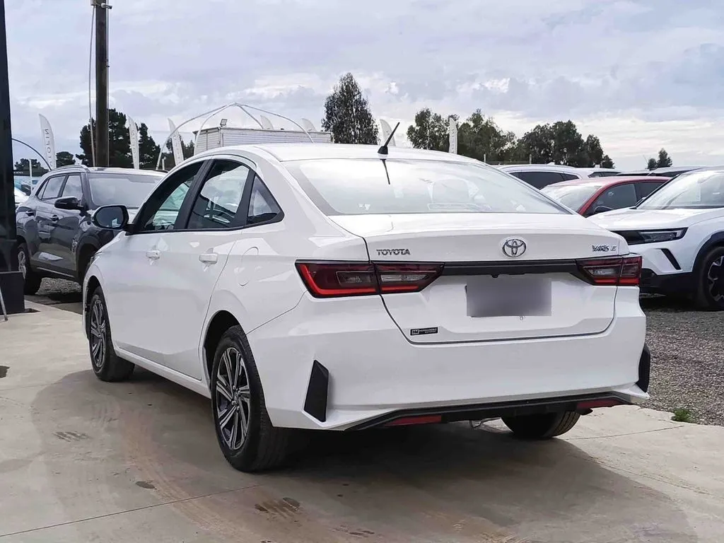 Toyota Yaris 1.5 E 4x2 Sdn Mt 4p año 2026