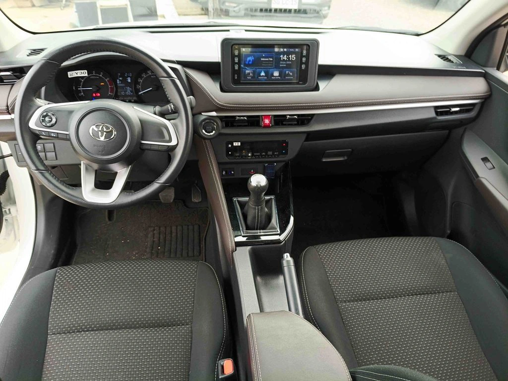 Toyota Yaris 1.5 E 4x2 Sdn Mt 4p año 2026