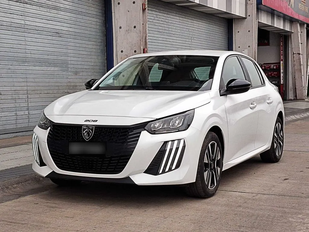 Peugeot 208 Puretech 4x2 1.2 año 2025