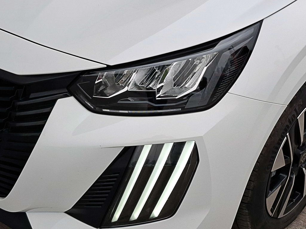 Peugeot 208 Puretech 4x2 1.2 año 2025
