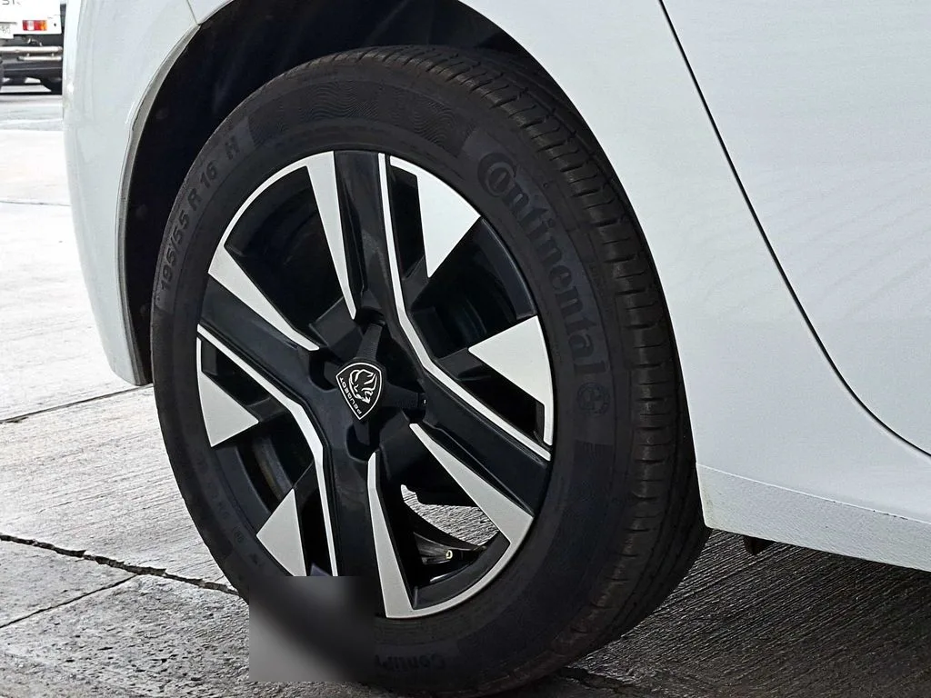 Peugeot 208 Puretech 4x2 1.2 año 2025