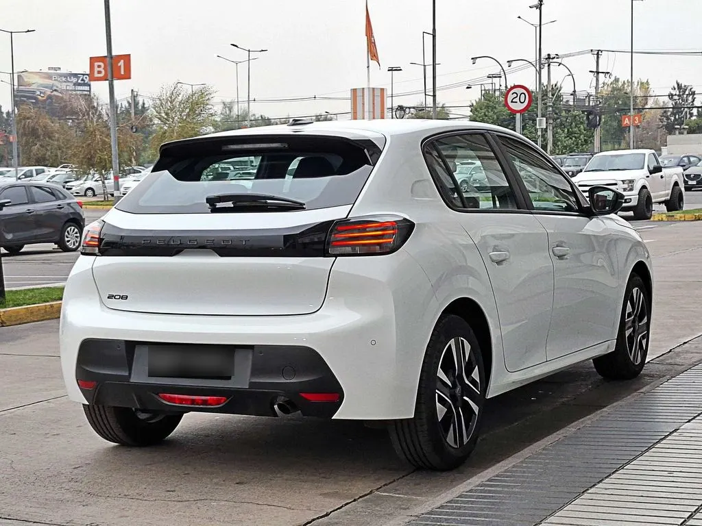 Peugeot 208 Puretech 4x2 1.2 año 2025