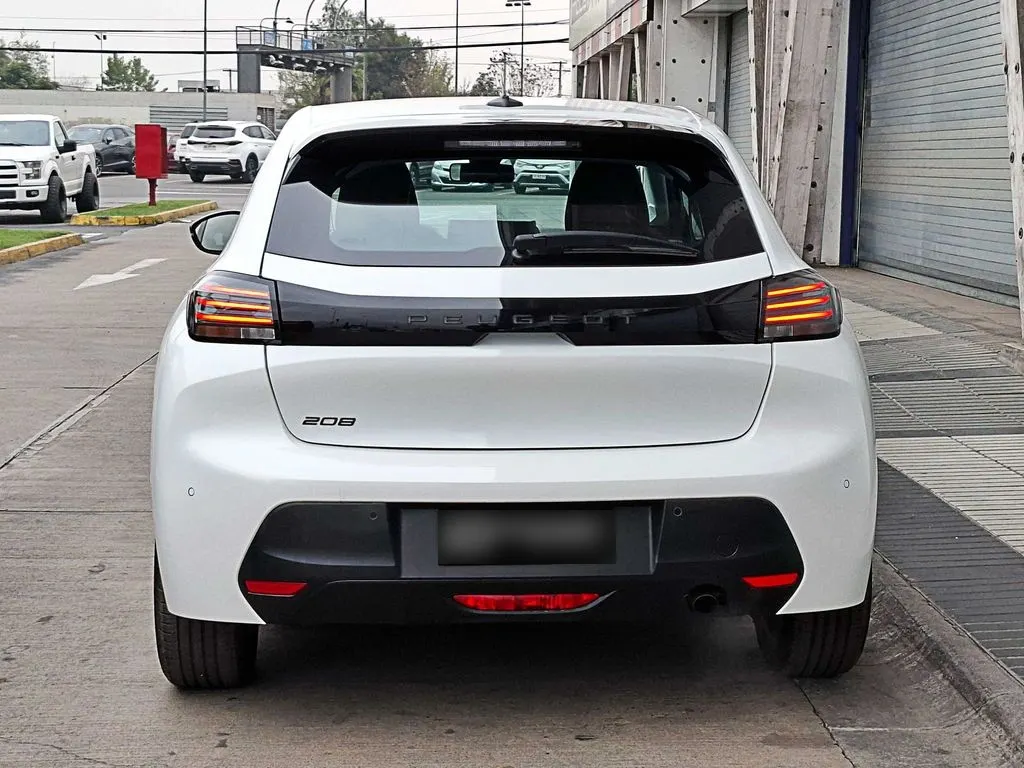 Peugeot 208 Puretech 4x2 1.2 año 2025