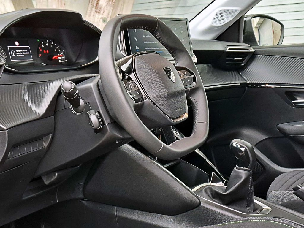Peugeot 208 Puretech 4x2 1.2 año 2025