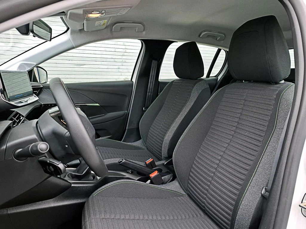 Peugeot 208 Puretech 4x2 1.2 año 2025