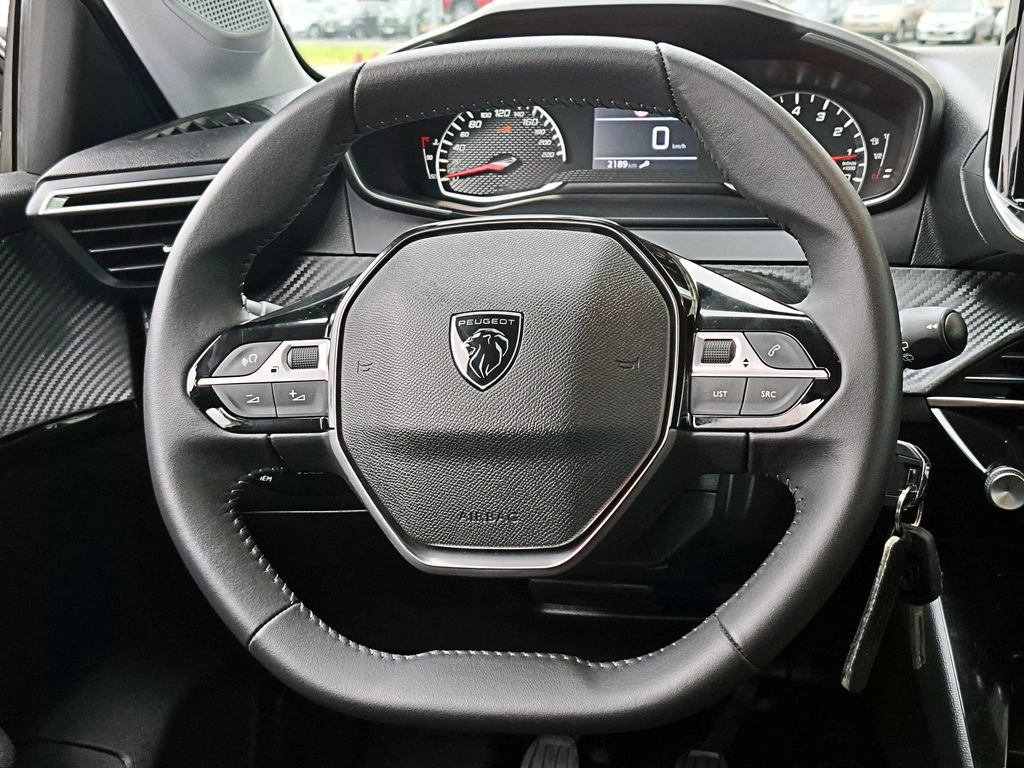 Peugeot 208 Puretech 4x2 1.2 año 2025