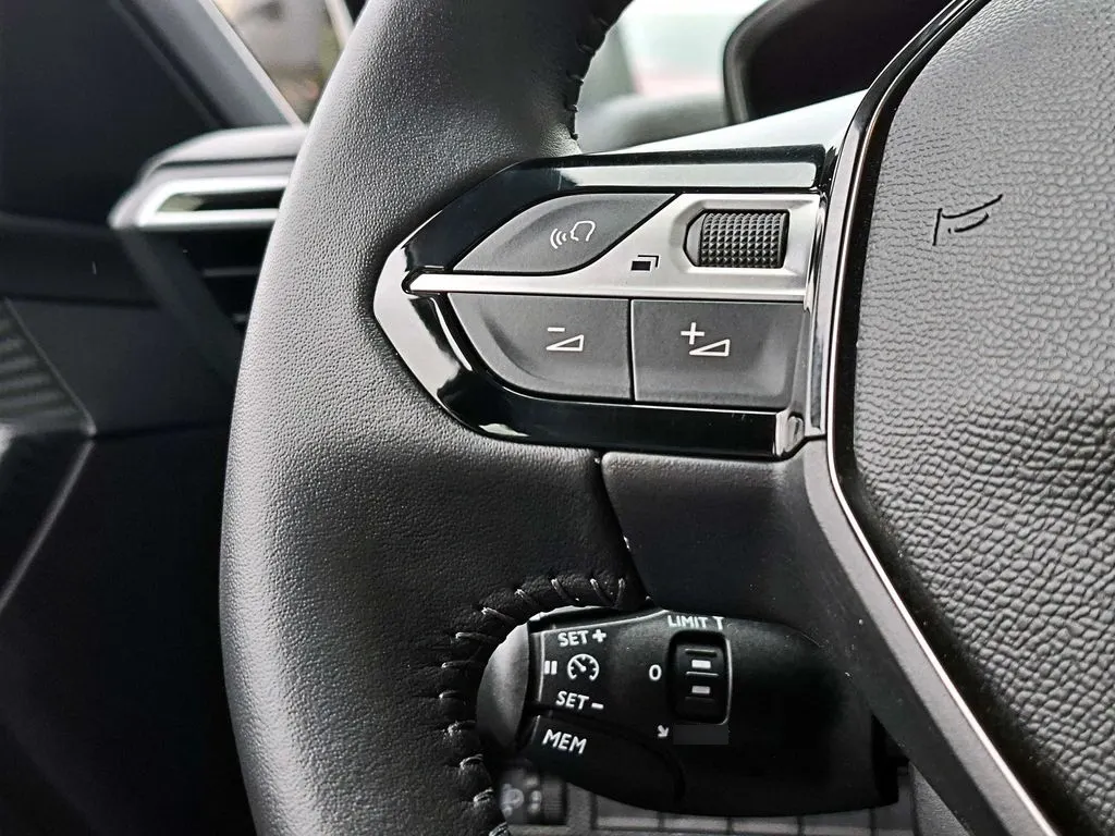 Peugeot 208 Puretech 4x2 1.2 año 2025