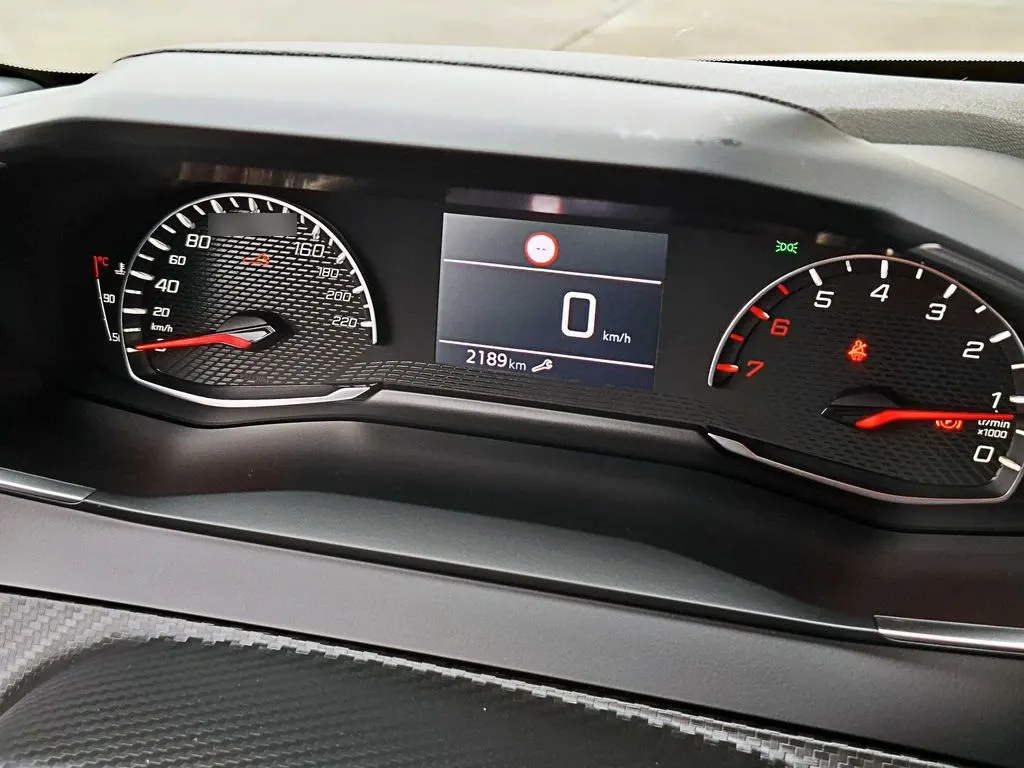 Peugeot 208 Puretech 4x2 1.2 año 2025
