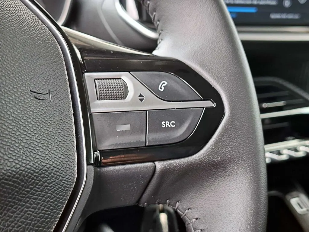 Peugeot 208 Puretech 4x2 1.2 año 2025