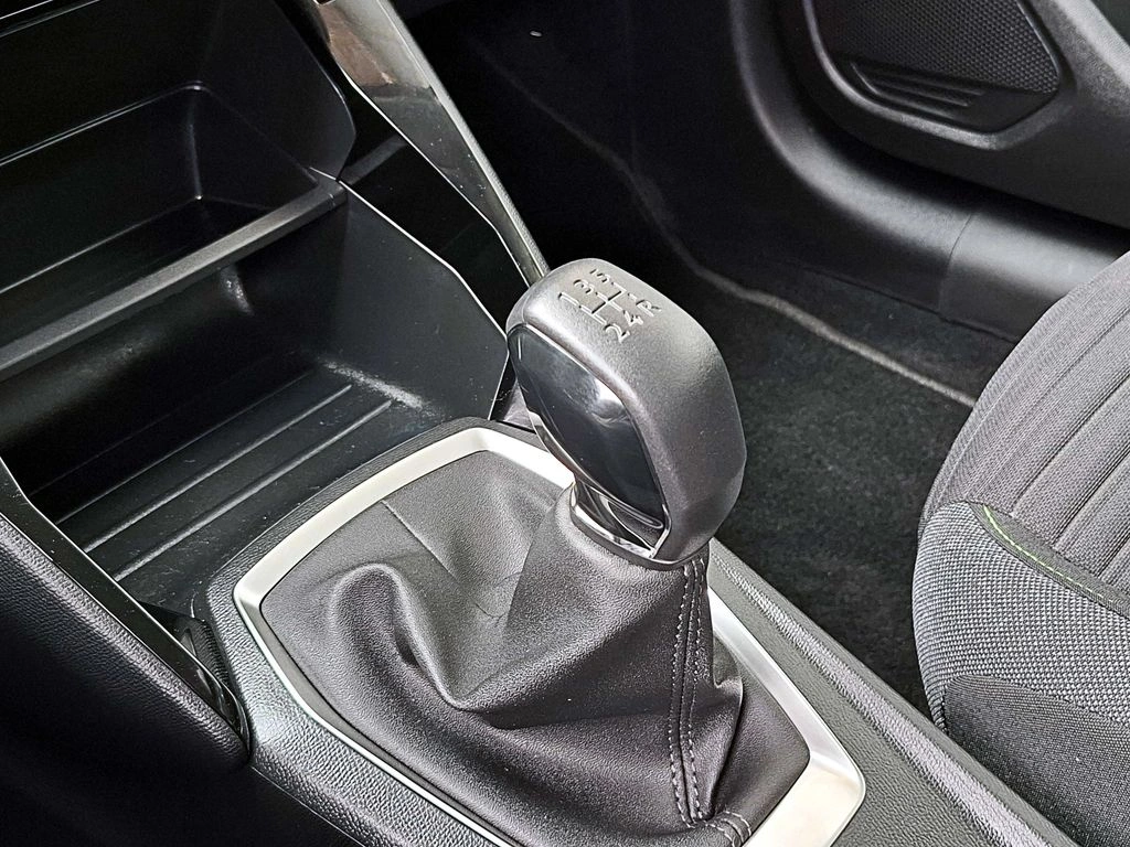 Peugeot 208 Puretech 4x2 1.2 año 2025