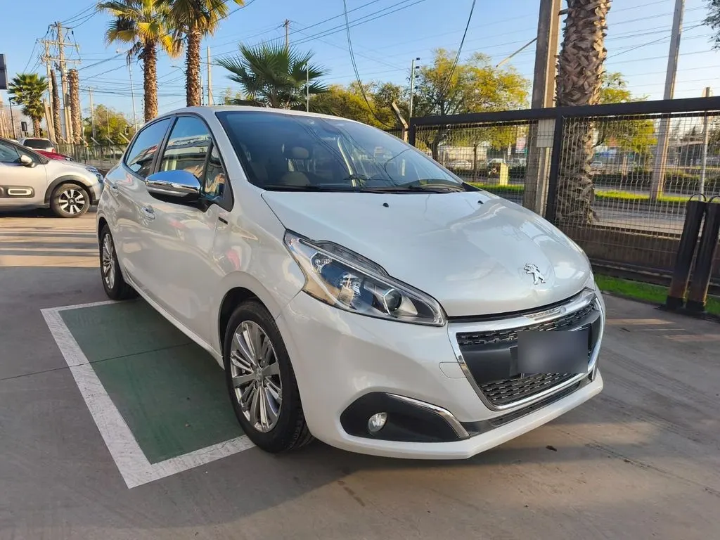 Peugeot 208 Signature 1.2 Mt Hb Pure Tech año 2020