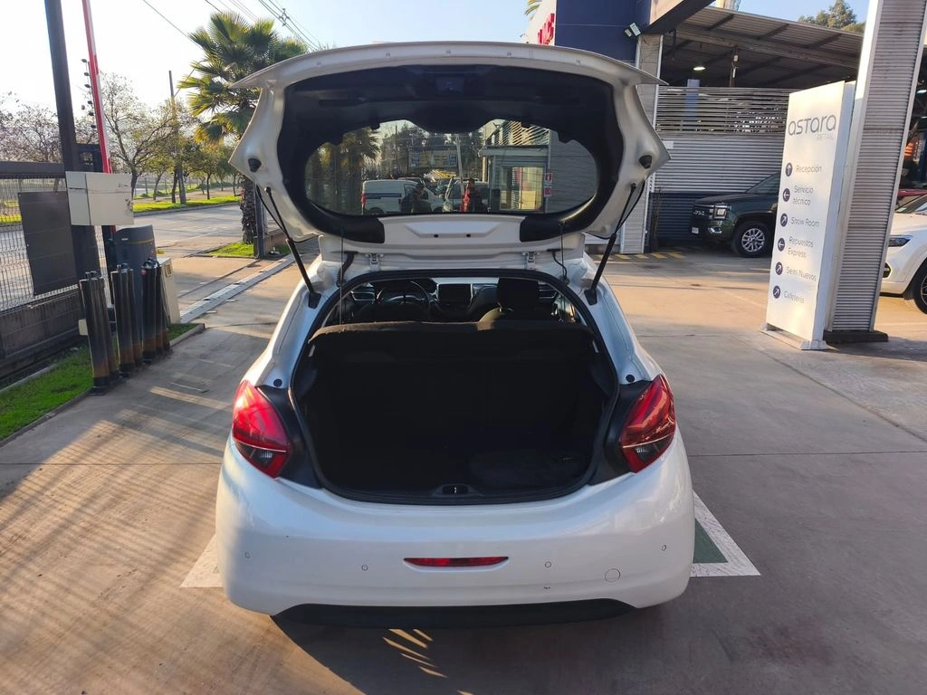 Peugeot 208 Signature 1.2 Mt Hb Pure Tech año 2020