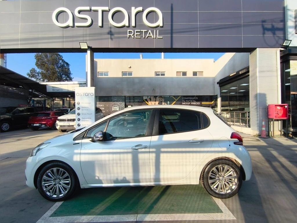Peugeot 208 Signature 1.2 Mt Hb Pure Tech año 2020