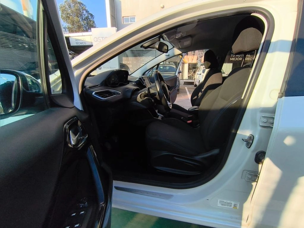 Peugeot 208 Signature 1.2 Mt Hb Pure Tech año 2020