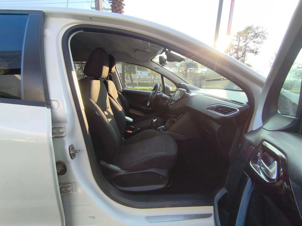 Peugeot 208 Signature 1.2 Mt Hb Pure Tech año 2020