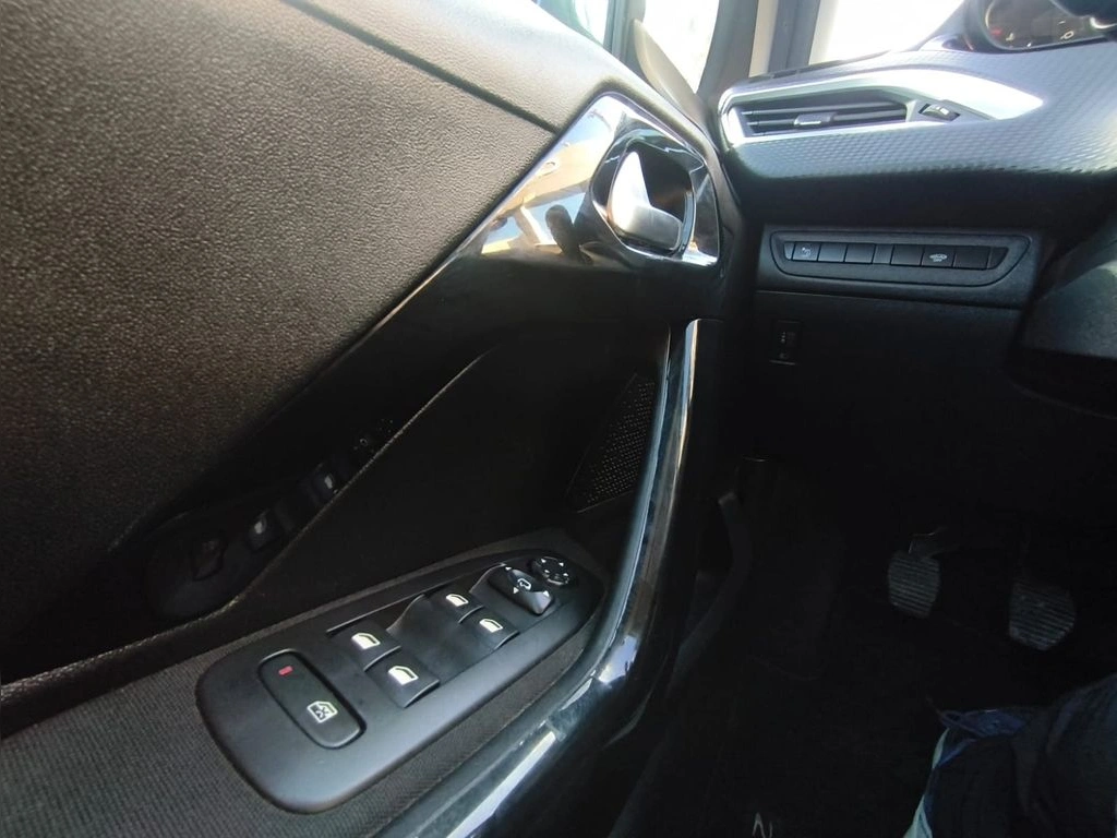Peugeot 208 Signature 1.2 Mt Hb Pure Tech año 2020
