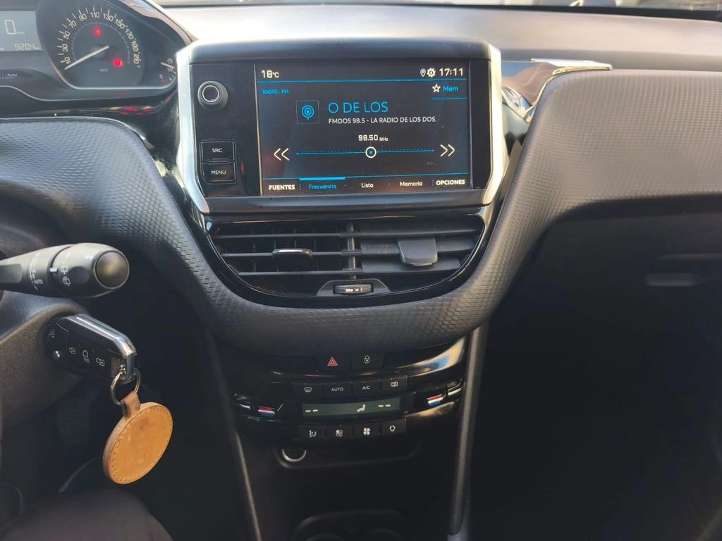 Peugeot 208 Signature 1.2 Mt Hb Pure Tech año 2020