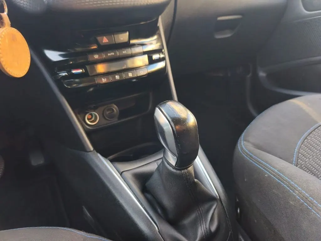 Peugeot 208 Signature 1.2 Mt Hb Pure Tech año 2020