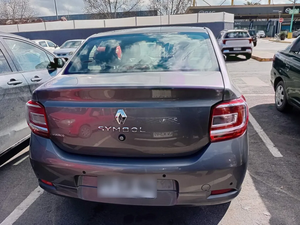 Renault Symbol 1.6 Intens Tech 4x2 Mt 4p año 2021