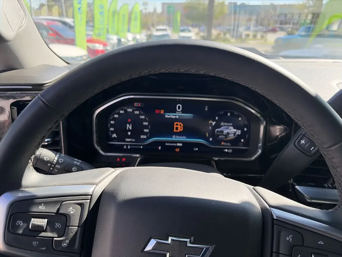 Chevrolet Silverado 5.3 Lt R Trail Boss Z71 4x4 At 4p año 2025
