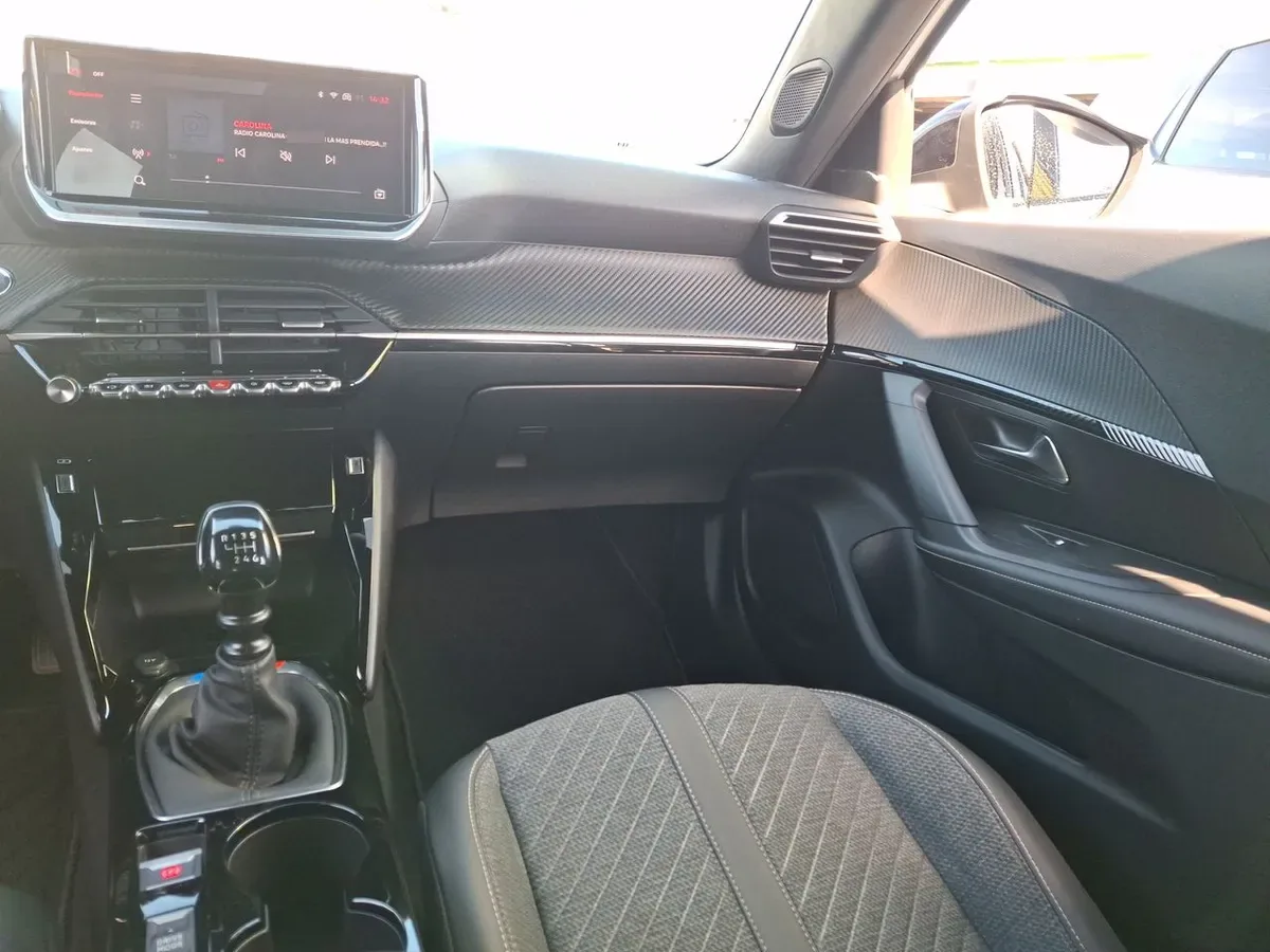 Peugeot 2008 1.2 Allure Pack Puretech 130hp 4x2 Mt 5p año 2025