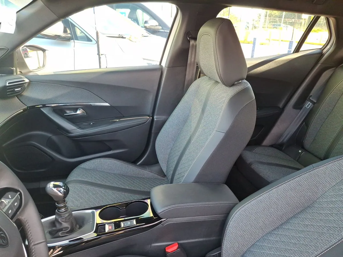 Peugeot 2008 1.2 Allure Pack Puretech 130hp 4x2 Mt 5p año 2025