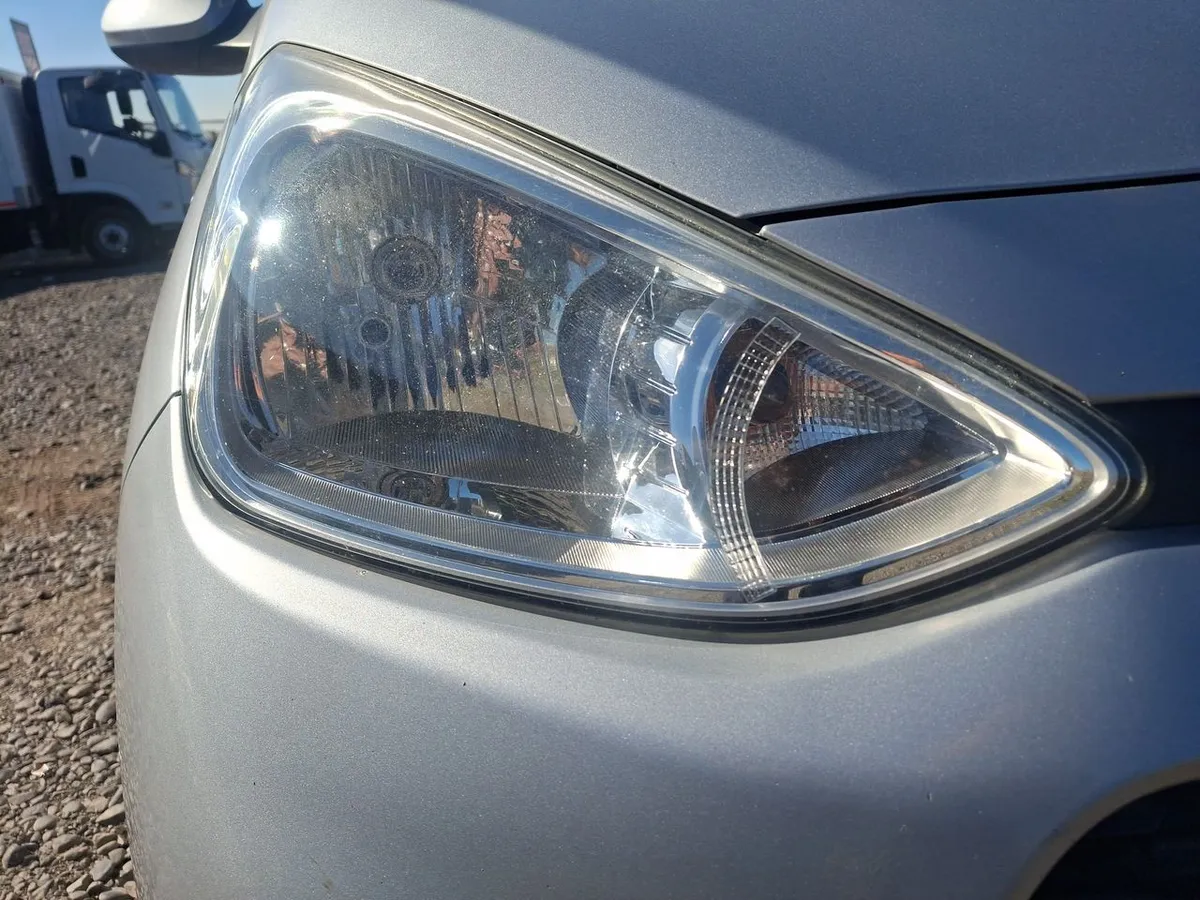 Hyundai Grand I10 1.2 Gls 4x2 Hb Ac 2ab Abs Mt 5p año 2020