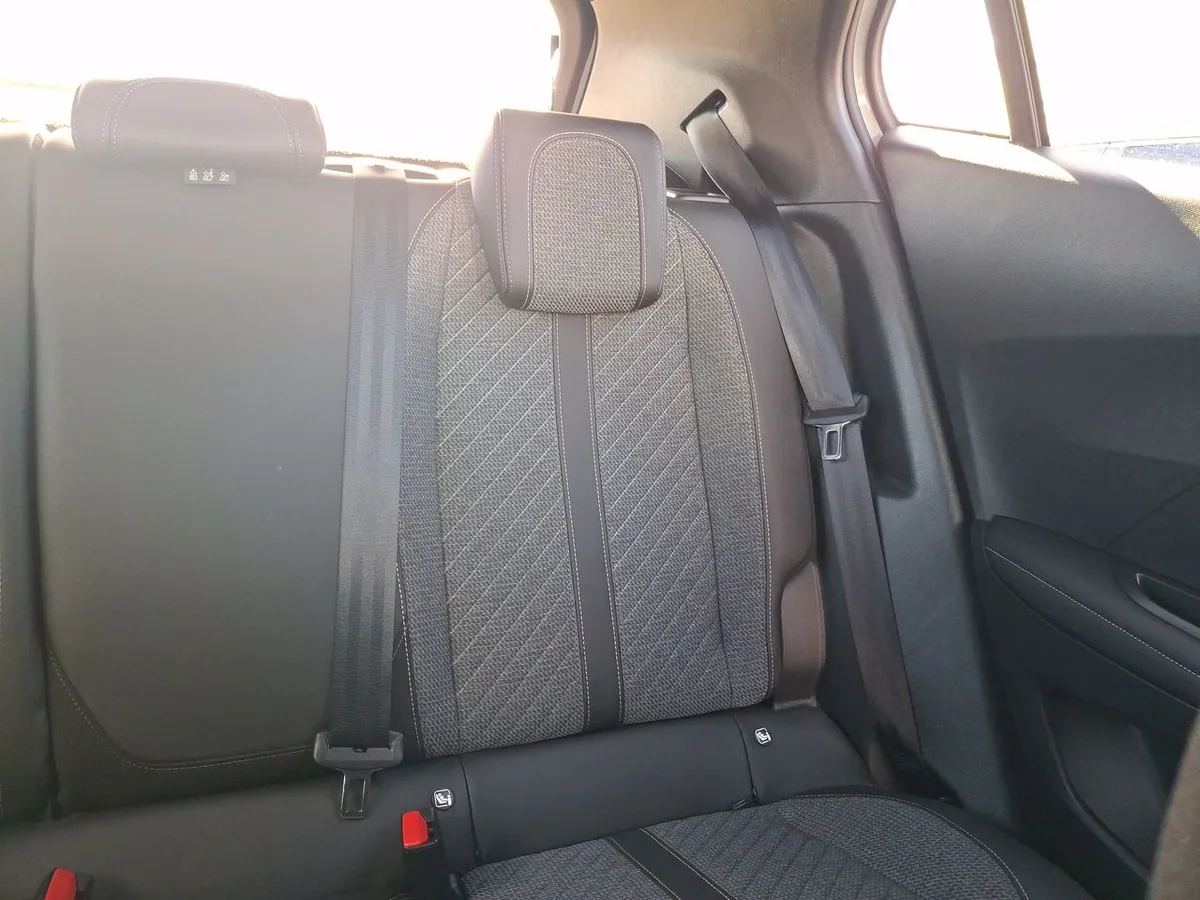 Peugeot 2008 1.2 Allure Pack Puretech 130hp 4x2 Mt 5p año 2025