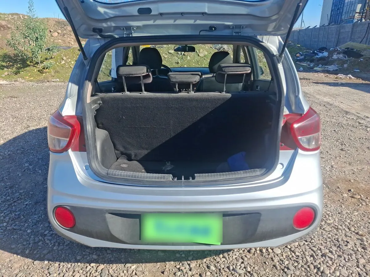 Hyundai Grand I10 1.2 Gls 4x2 Hb Ac 2ab Abs Mt 5p año 2020