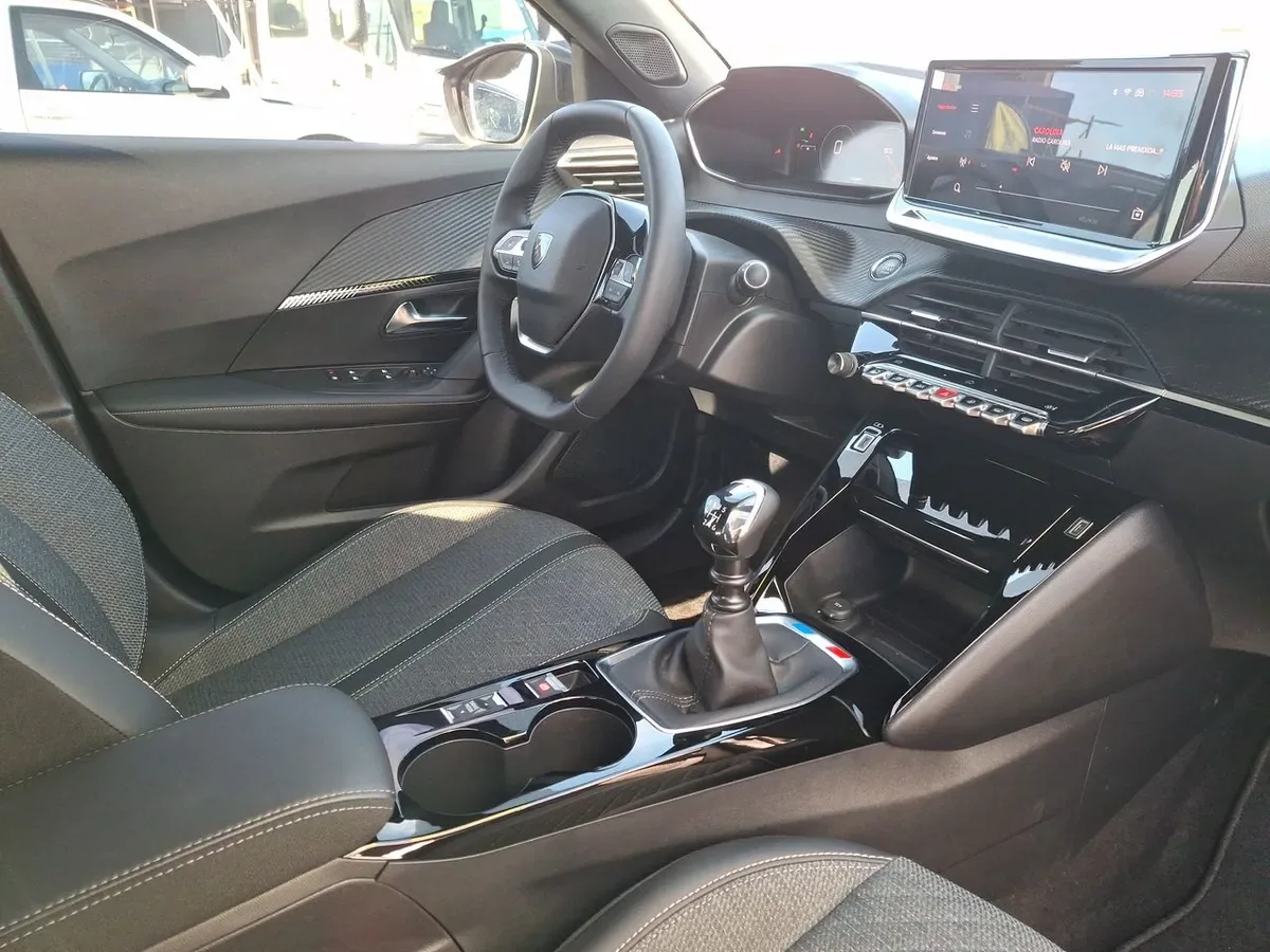 Peugeot 2008 1.2 Allure Pack Puretech 130hp 4x2 Mt 5p año 2025