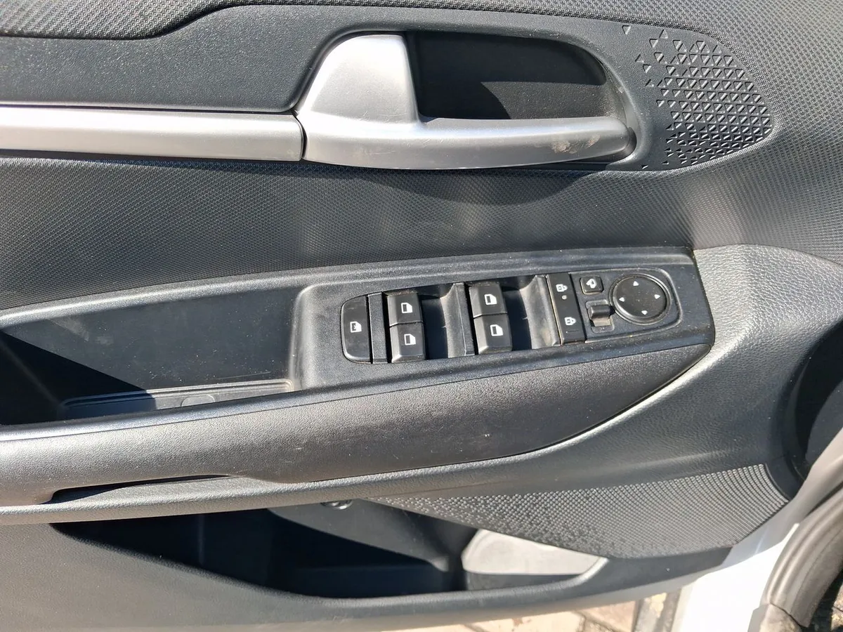 Kia Sonet 1.5 Ex 4x2 Ivt Ri At 5p año 2025