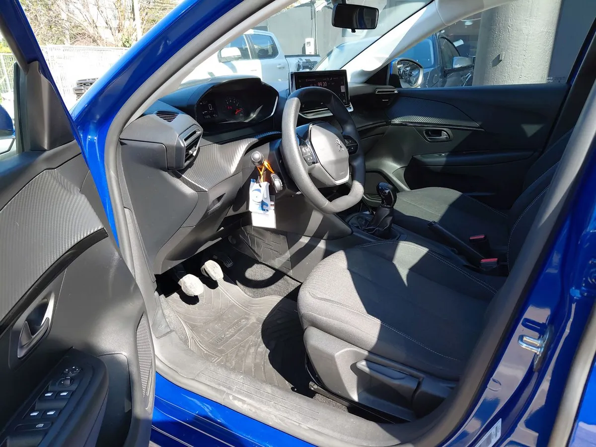 Peugeot 208 1.2 Style Puretech 75 4x2 Mt 5p año 2023
