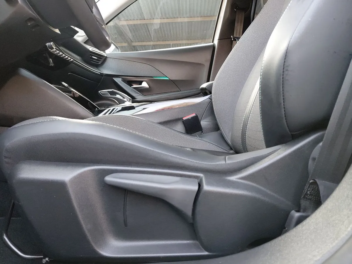 Peugeot 2008 1.2 Active Puretech 4x2 130 Eat8 5p año 2021