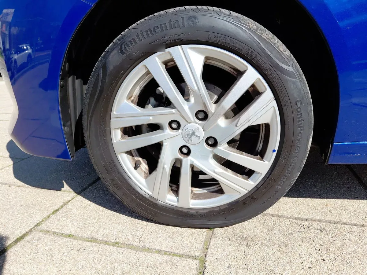 Peugeot 208 1.2 Style Puretech 75 4x2 Mt 5p año 2023