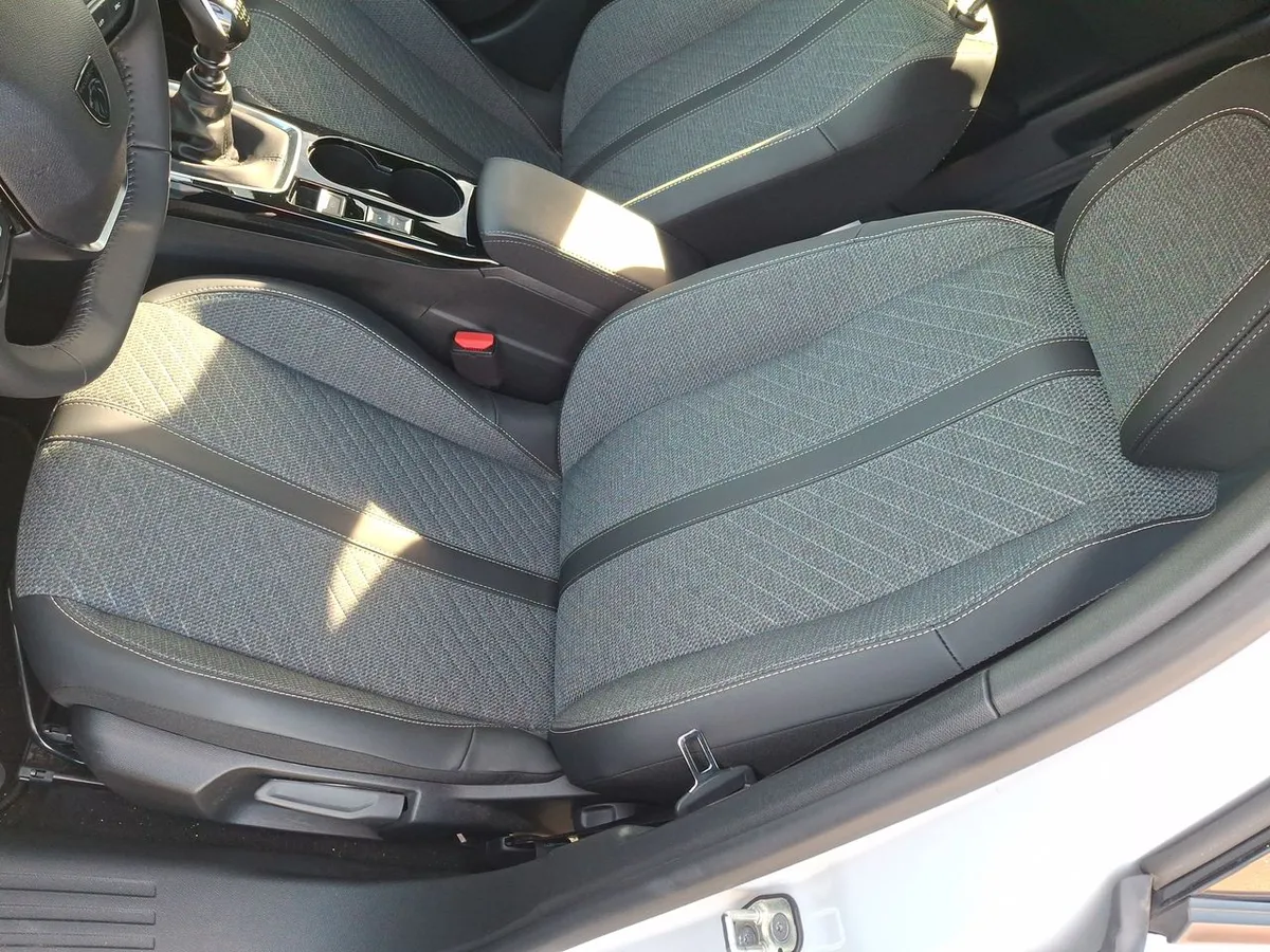 Peugeot 2008 1.2 Allure Pack Puretech 130hp 4x2 Mt 5p año 2025