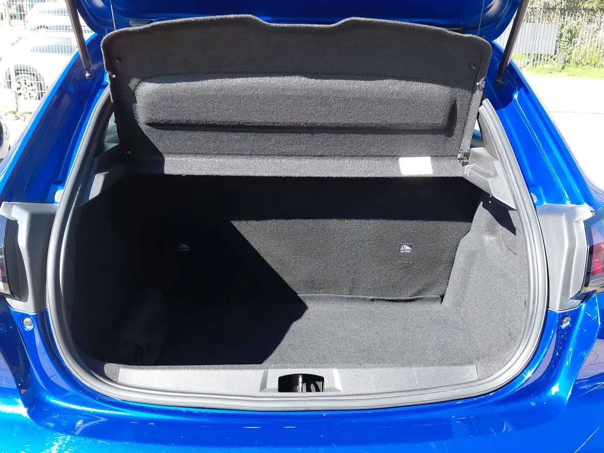 Peugeot 208 1.2 Style Puretech 75 4x2 Mt 5p año 2023