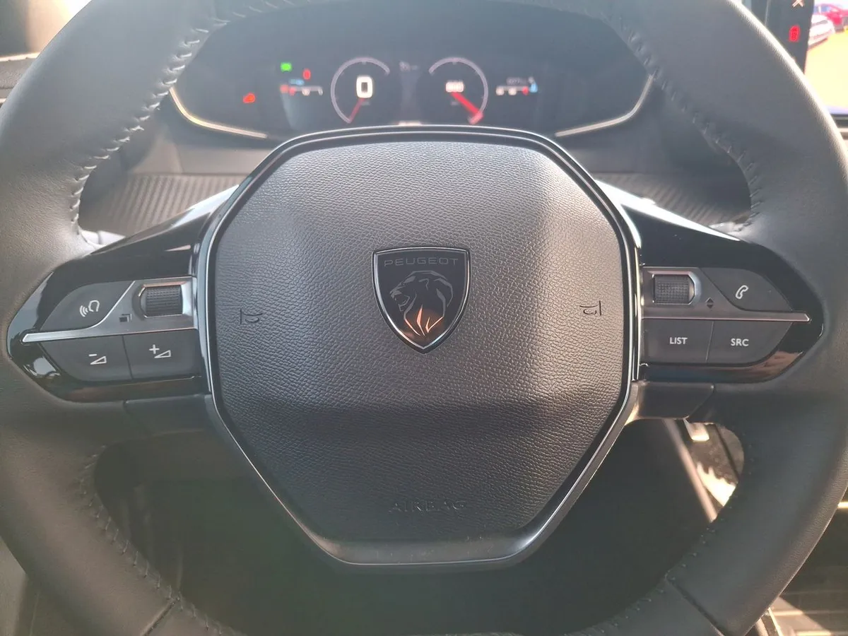 Peugeot 2008 1.2 Allure Pack Puretech 130hp 4x2 Mt 5p año 2025