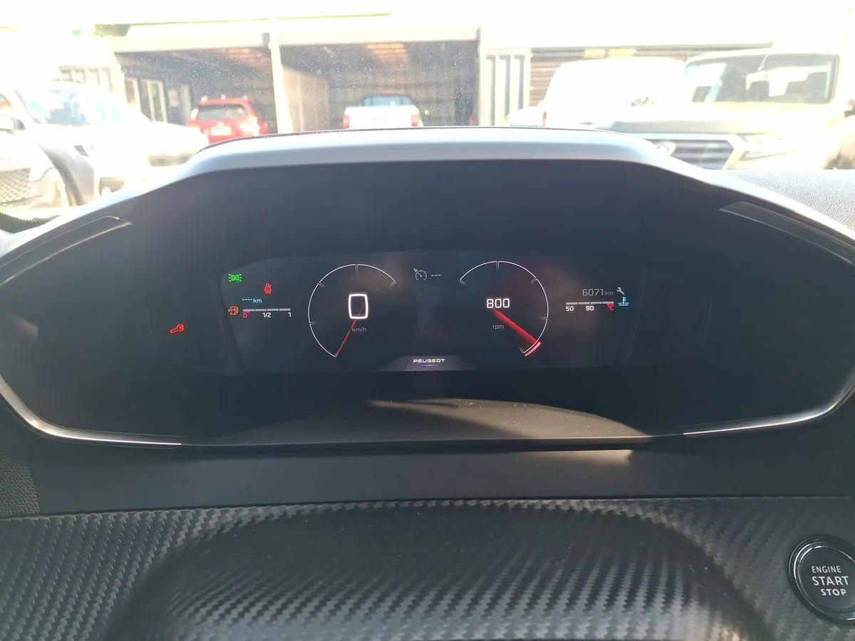 Peugeot 2008 1.2 Allure Pack Puretech 130hp 4x2 Mt 5p año 2025