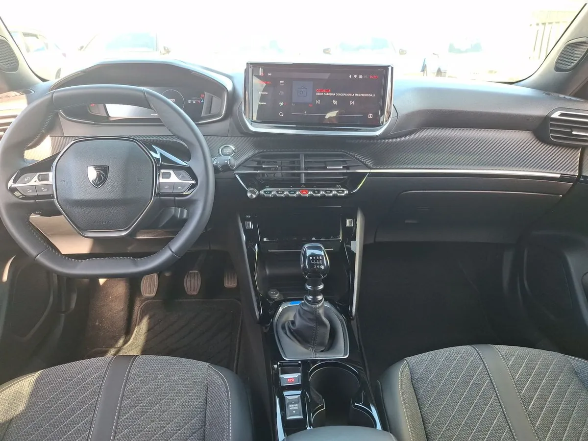 Peugeot 2008 1.2 Allure Pack Puretech 130hp 4x2 Mt 5p año 2025