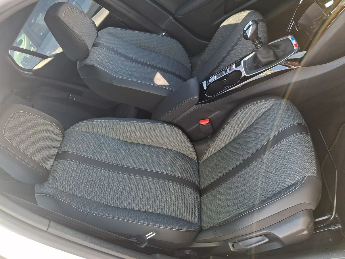 Peugeot 2008 1.2 Allure Pack Puretech 130hp 4x2 Mt 5p año 2025