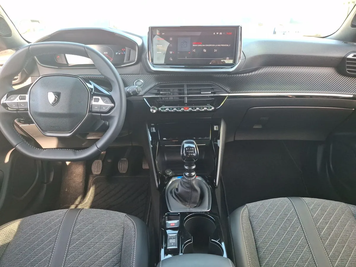 Peugeot 2008 1.2 Allure Pack Puretech 130hp 4x2 Mt 5p año 2025