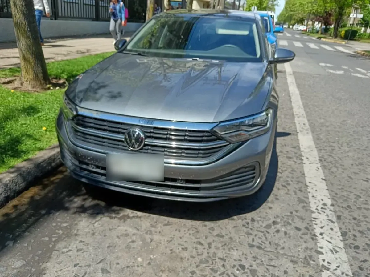 VOLKSWAGEN JETTA 1.4 Comfortline Sky At año 2025