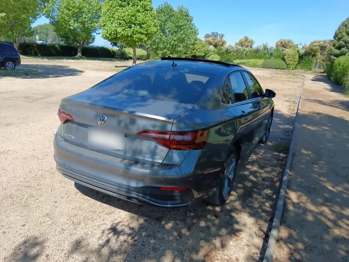 VOLKSWAGEN JETTA 1.4 Comfortline Sky At año 2025