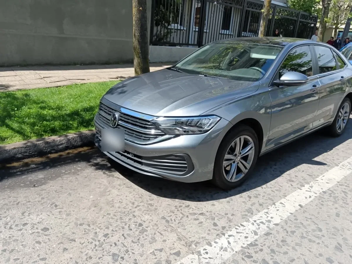 VOLKSWAGEN JETTA 1.4 Comfortline Sky At año 2025