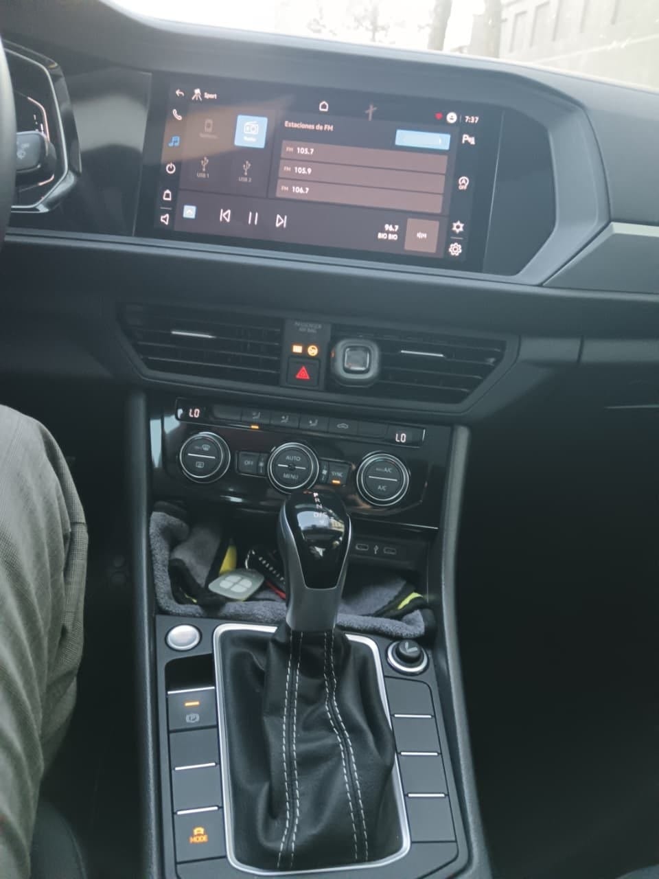 VOLKSWAGEN JETTA 1.4 Comfortline Sky At año 2025