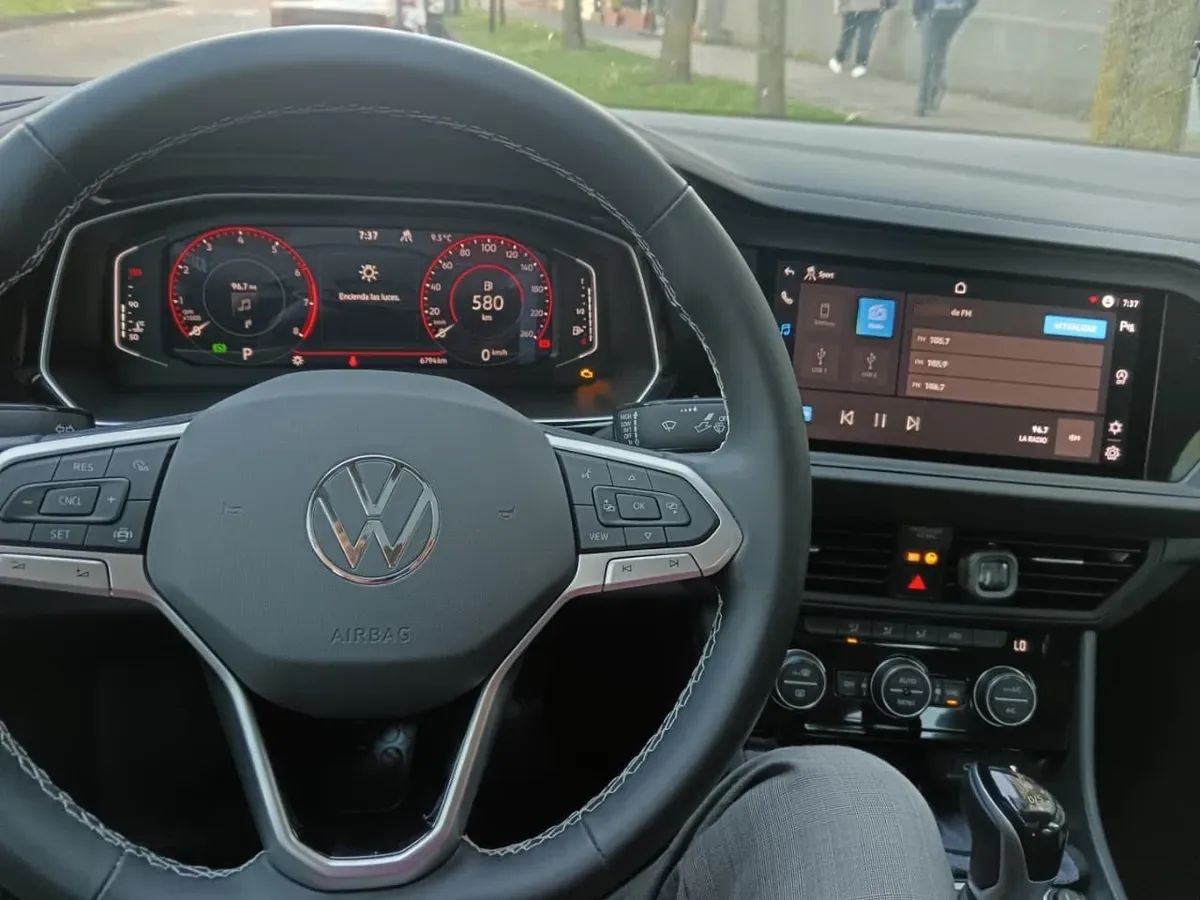 VOLKSWAGEN JETTA 1.4 Comfortline Sky At año 2025