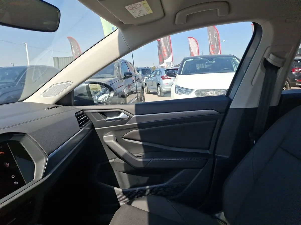 VOLKSWAGEN JETTA 1.4 Comfortline Sky At año 2025